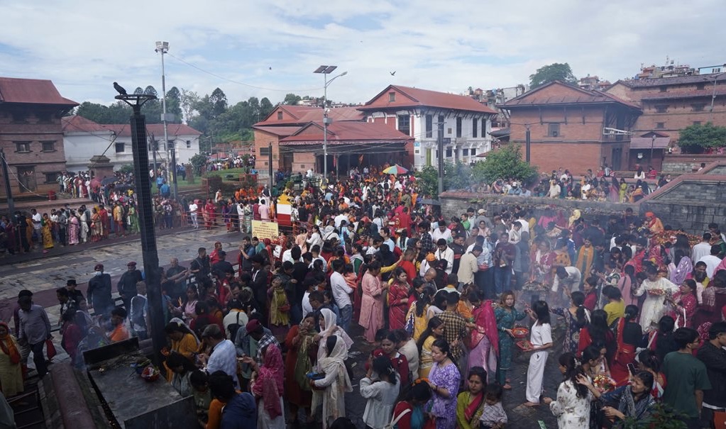 साउनको अन्तिम सोमबार पशुपतिनाथसहित देशभरका शिवालयमा भक्तजनको घुइँचो