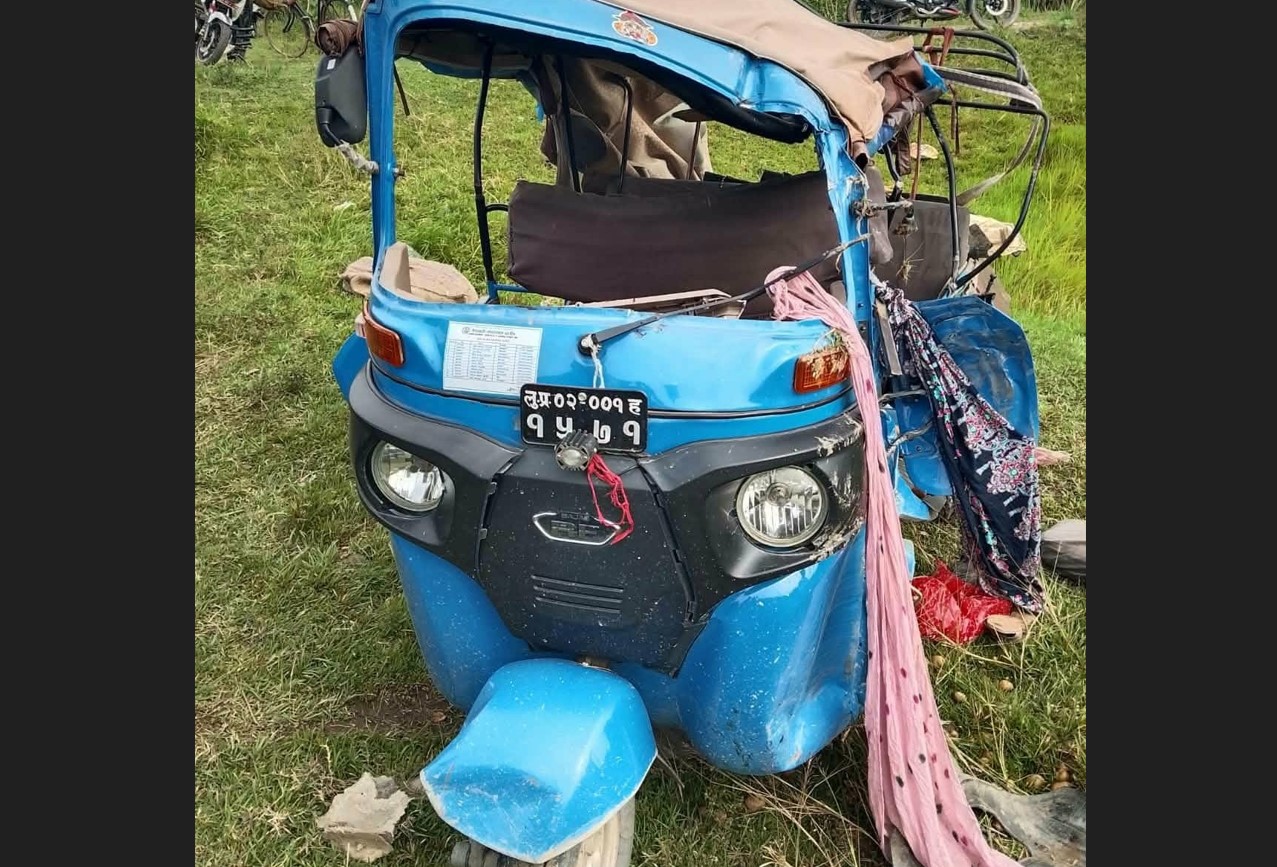 दाङमा अटो र बस ठोक्किदा दुईको मृत्यु
